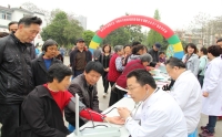 市二院参加“爱国卫生月”广场义诊活动