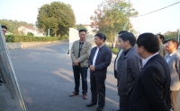 市领导李敬明一行检查市二院 “拆墙透绿增绿”工作