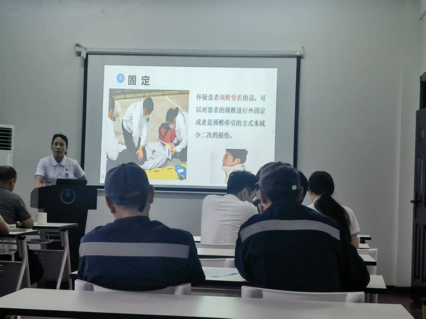 我院专家走进企业开展急救培训与健康科普活动