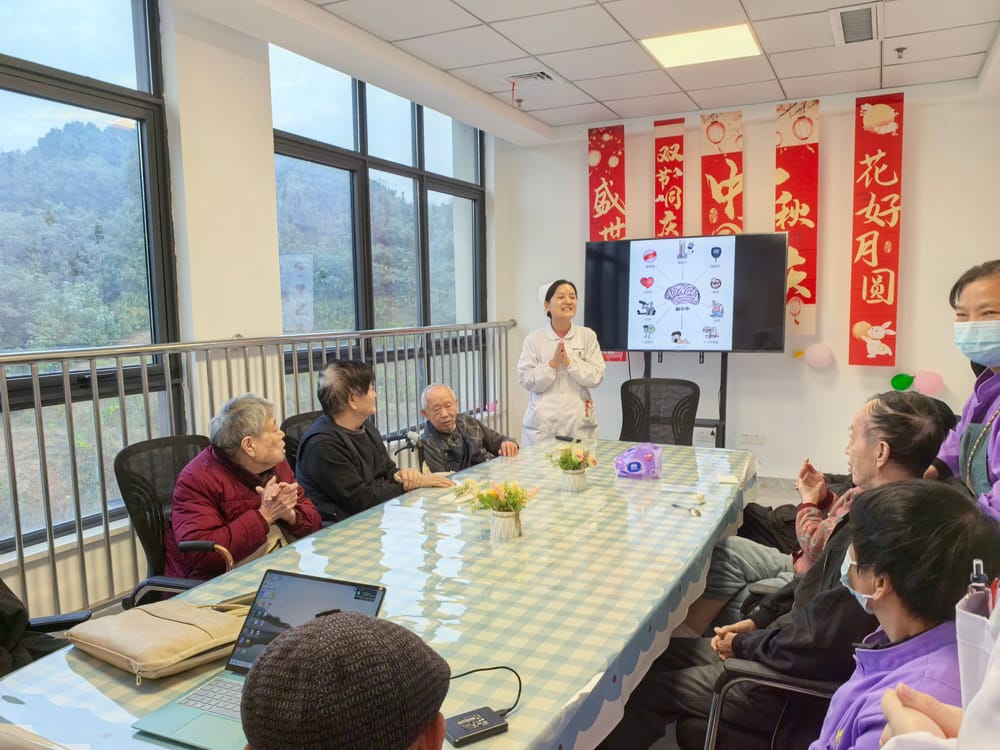 医养协同送健康丨龙山康养中心开展脑卒中专题宣讲