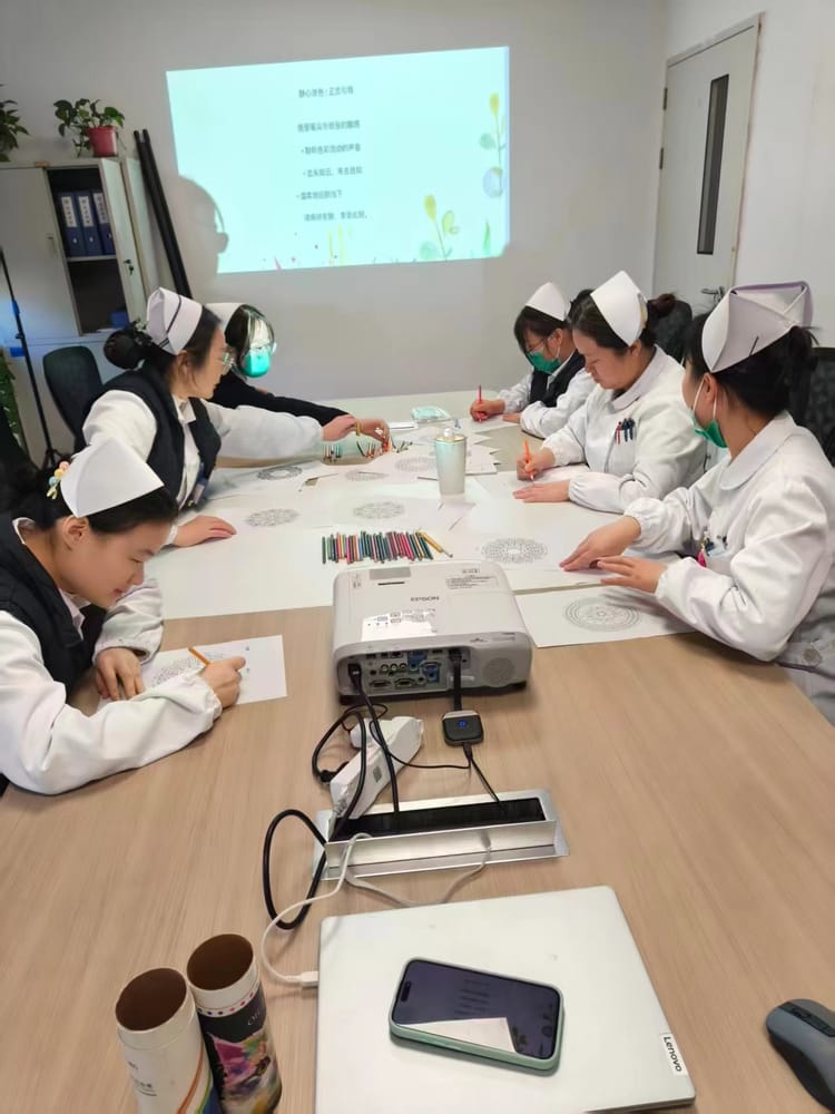 笔尖疗愈，色彩暖心——安宁疗护中心开展曼陀罗绘画减压活动