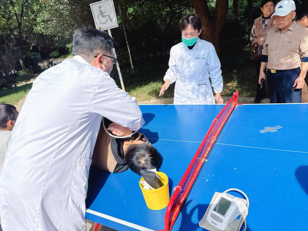 重阳节广场突发险情 卫生站速救低血糖老人